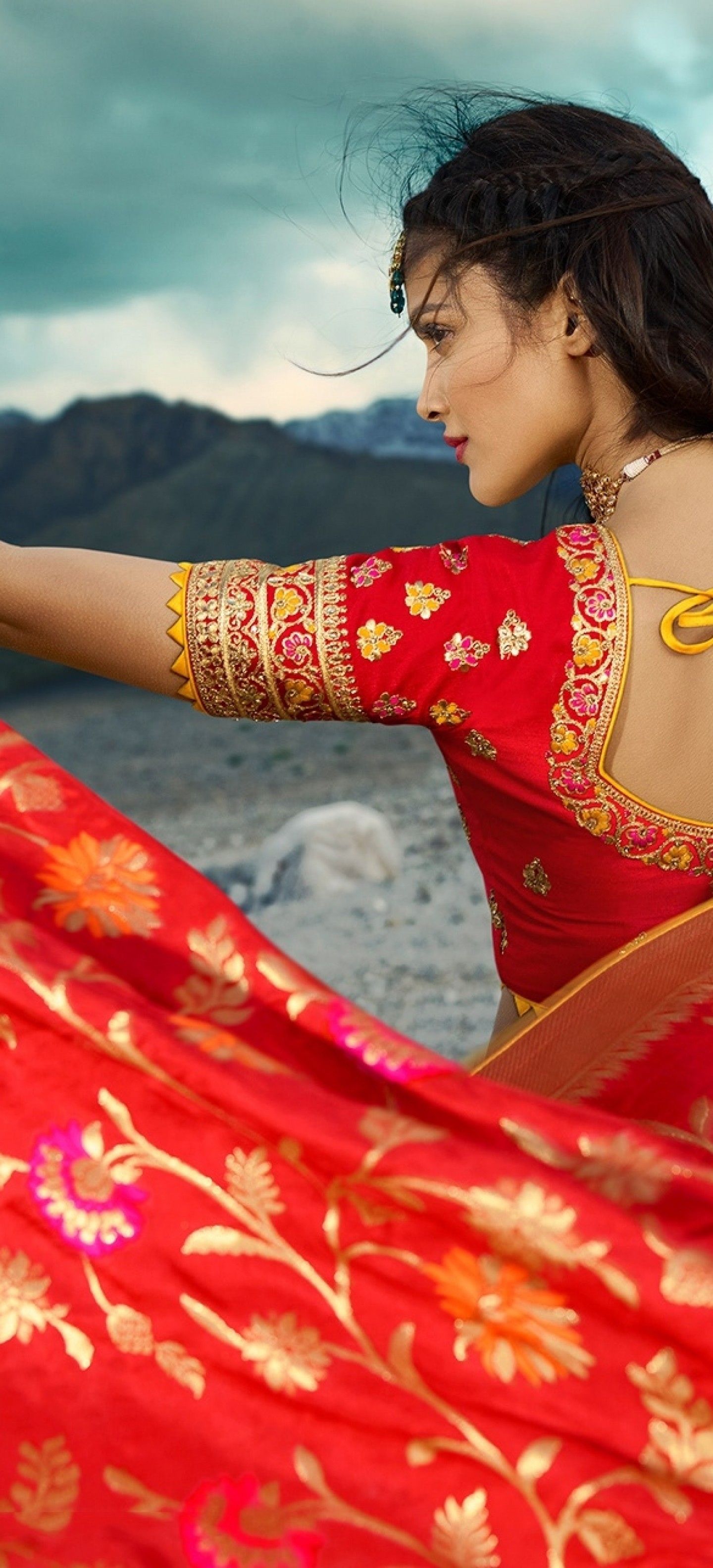 Download 1440x3168 Indian Woman, Model, Traditional Clothes, Saree, Actress, Back View Wallpaper for OnePlus 8 Pro, Oppo Find X2