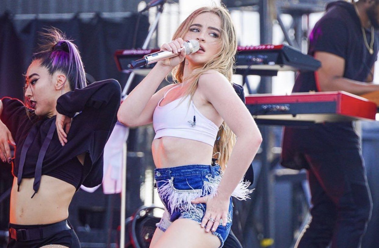 Sabrina Carpenter performing on the Mountain Stage at the 20th Summer Sonic Osaka in the Maishima Sonic. Sabrina carpenter bikini, Sabrina carpenter, Sabrina