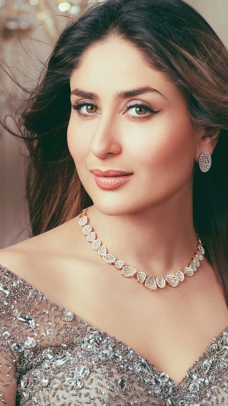 Gorgeous Kareena Kapoor 2018 Photohoot 4K Ultra HD Mobile Wallpaper. Diamond necklace designs, Gold necklace designs, Gold jewelry fashion