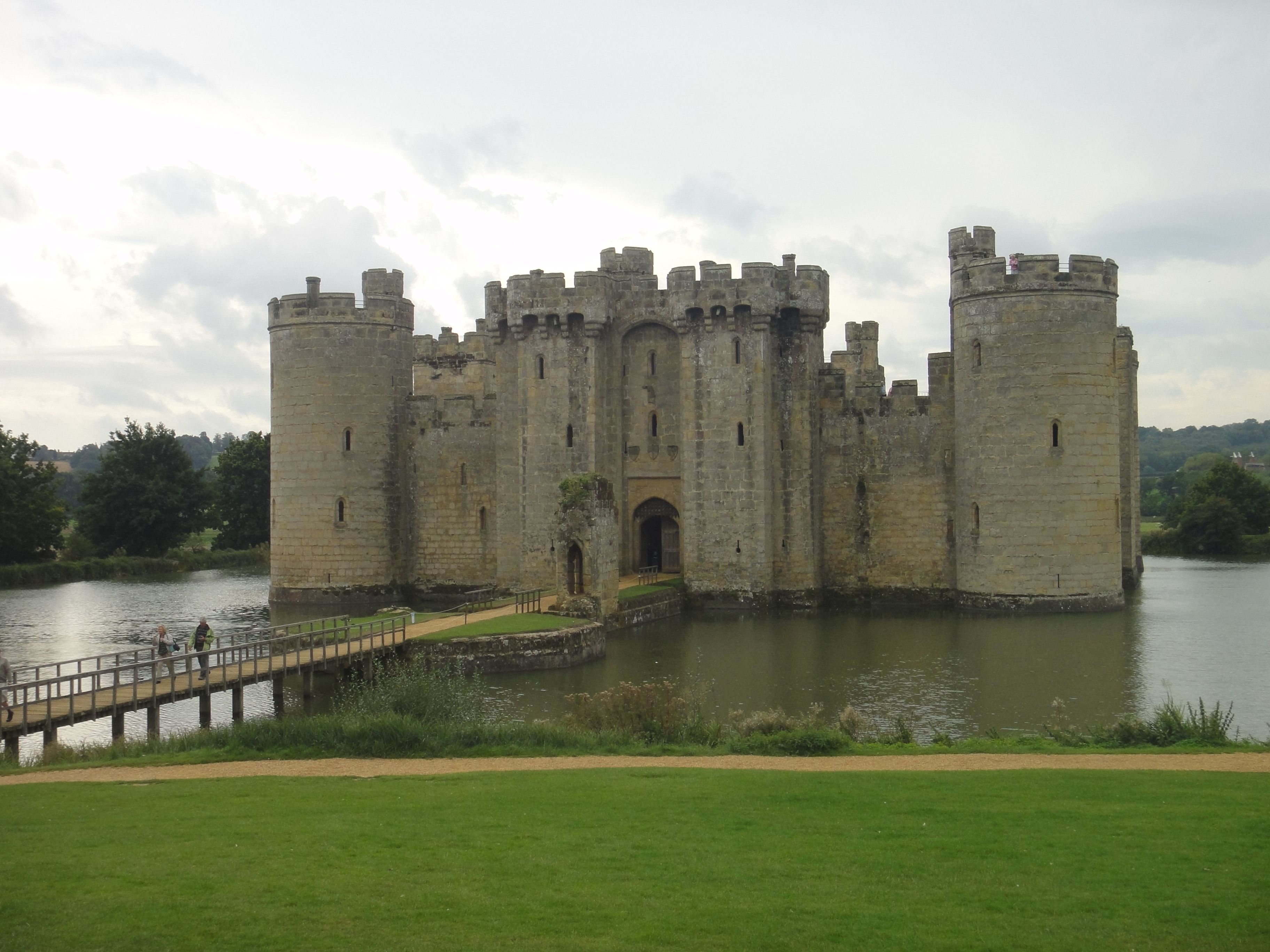 Tripping around merry old England. Bodiam castle, Castle picture, Medieval castle
