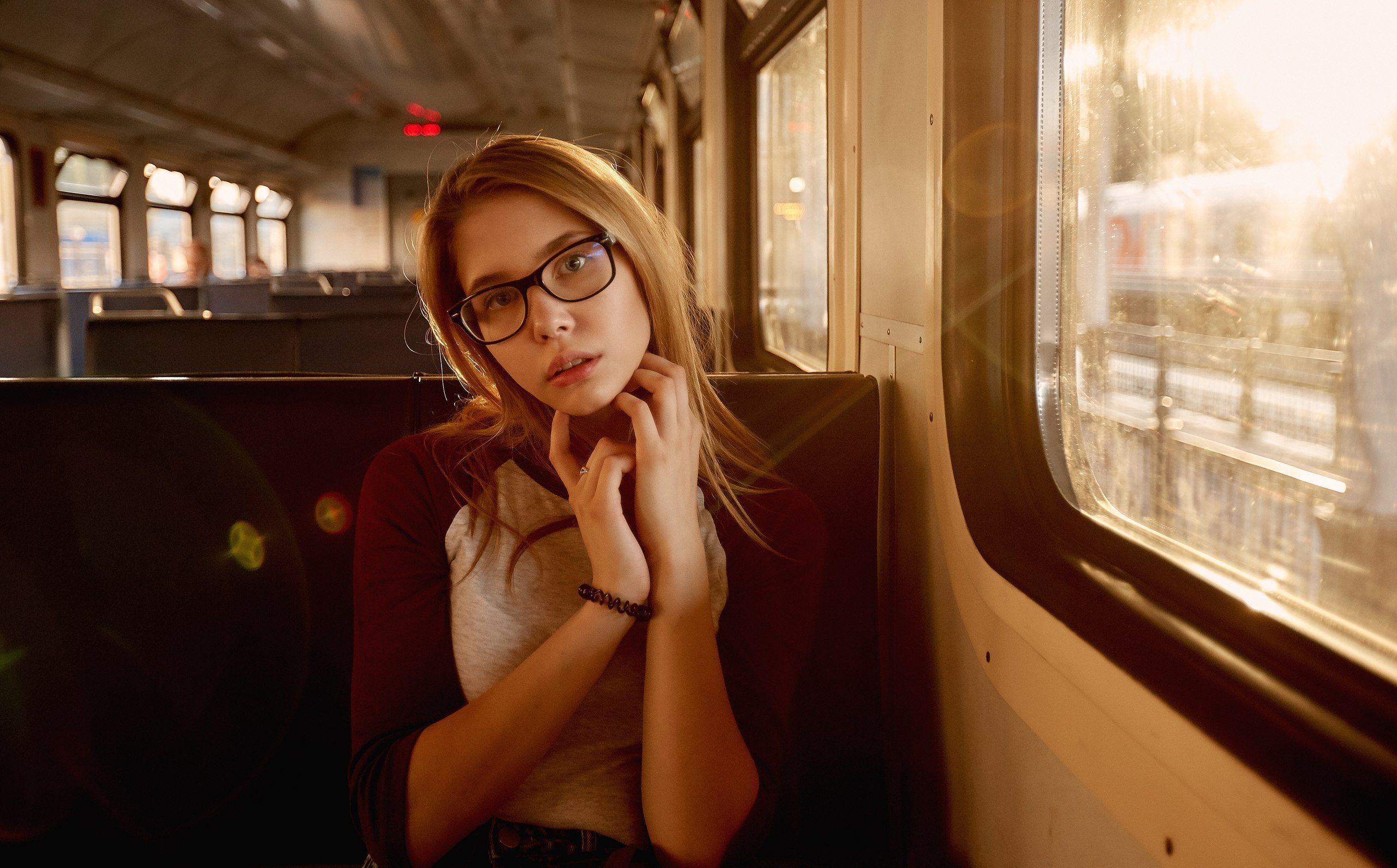 Wallpaper, blonde, portrait, brunette, women with glasses, sitting, train 2560x1591