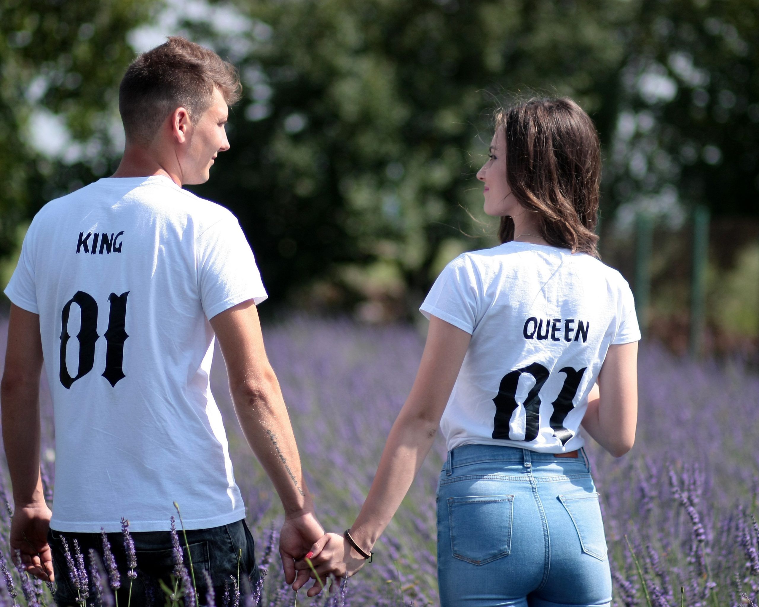 Lovely couple holding hands 4K UHD Wallpaper