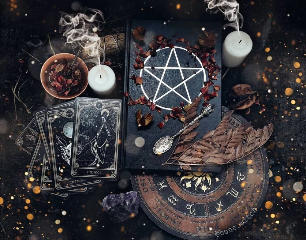 Witchcore is an aesthetic centered around the themes of witchcraft. It also uses some elements of cottagecore or natureco. Witch aesthetic, Magic aesthetic, Witch