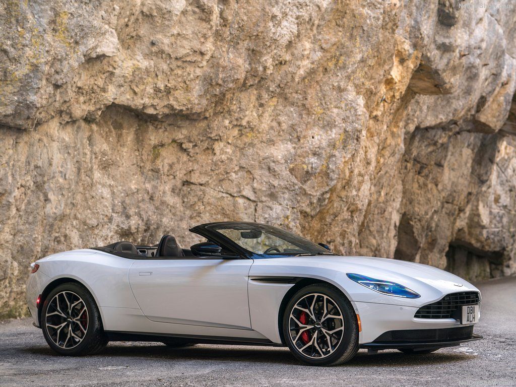 Астон Мартин db11 volante