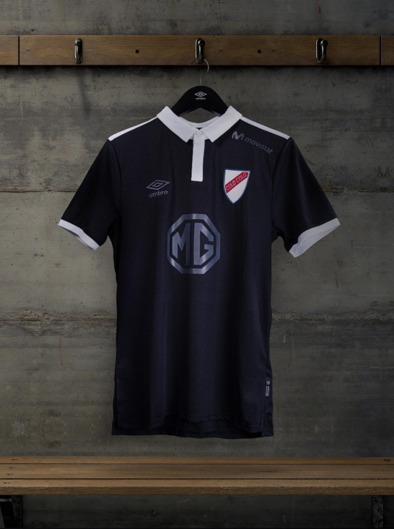 Umbro presenta su última camiseta de Colo Colo en medio de conflicto con Blanco y Negro