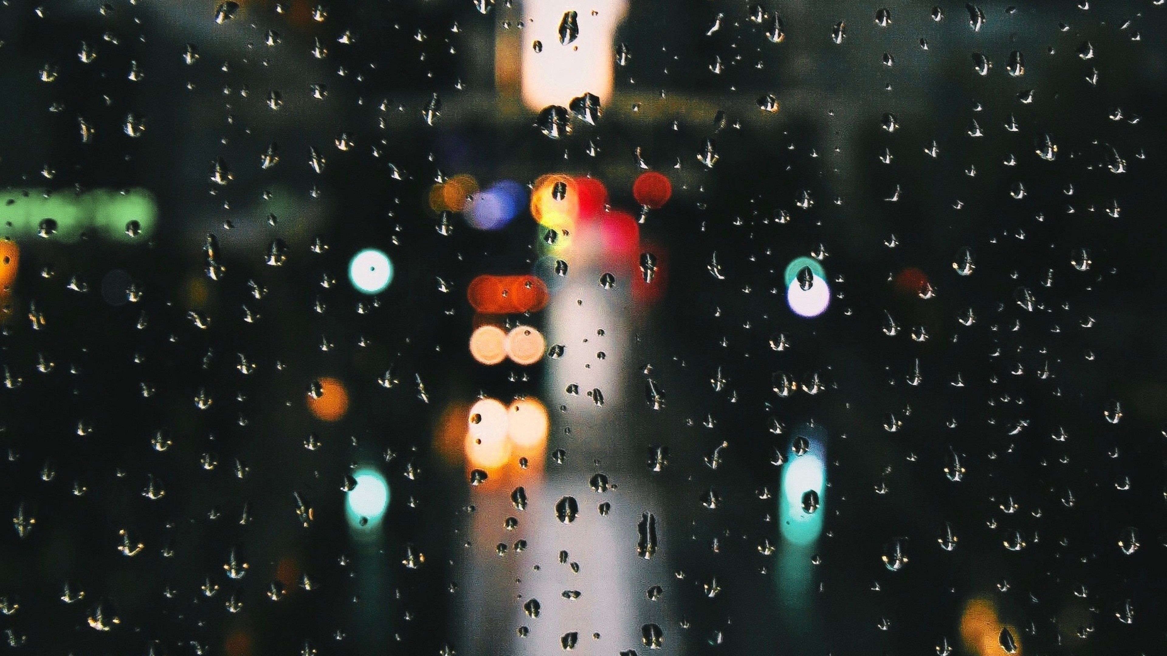 Окно в дождевых каплях. Капли на стекле. Капли дождя на окне. Дождь фон. Дождь в окне.