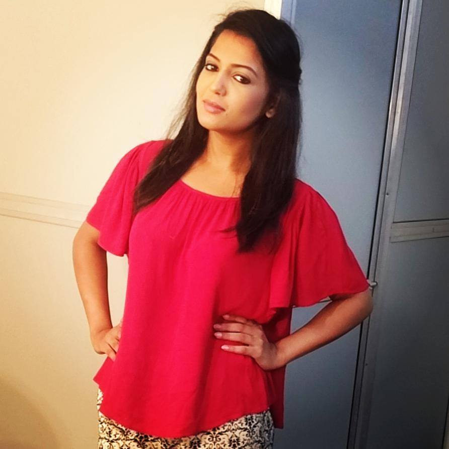Gulki Joshi Hot Latest HQ Pics Image In Short Cloths