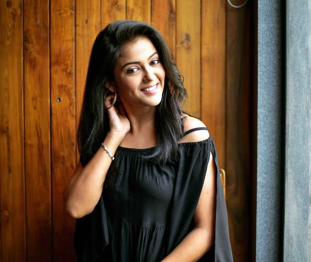 Gulki Joshi Beautiful HD Wallpaper