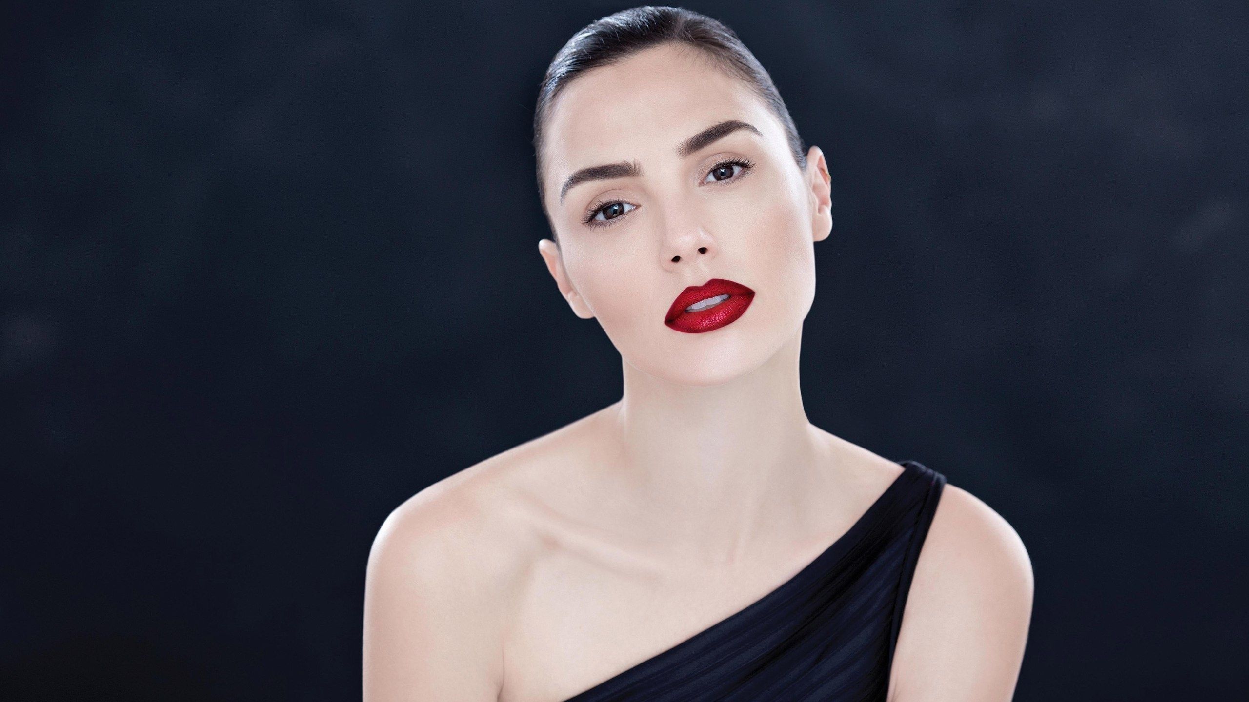 Wallpaper, Gal Gadot, women, celebrity, actress, glamour, red lipstick, simple background, bare shoulders 2560x1440