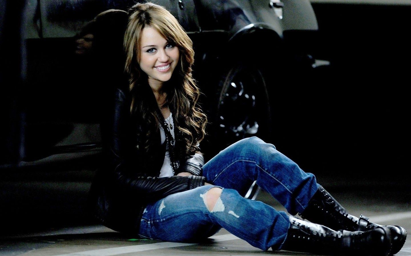 Miley's in cool jacket nd boots Cyrus Outfits Wallpaper