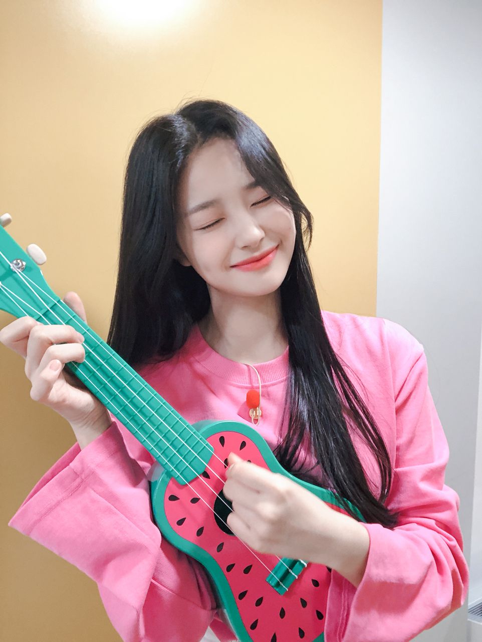 Weeekly, jihan. discovered