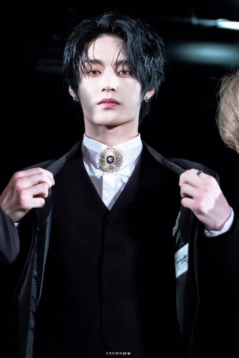 ☹︎☻︎ can't wait until stan twitter discovers jiwoong so he can be the kpop boy of the month