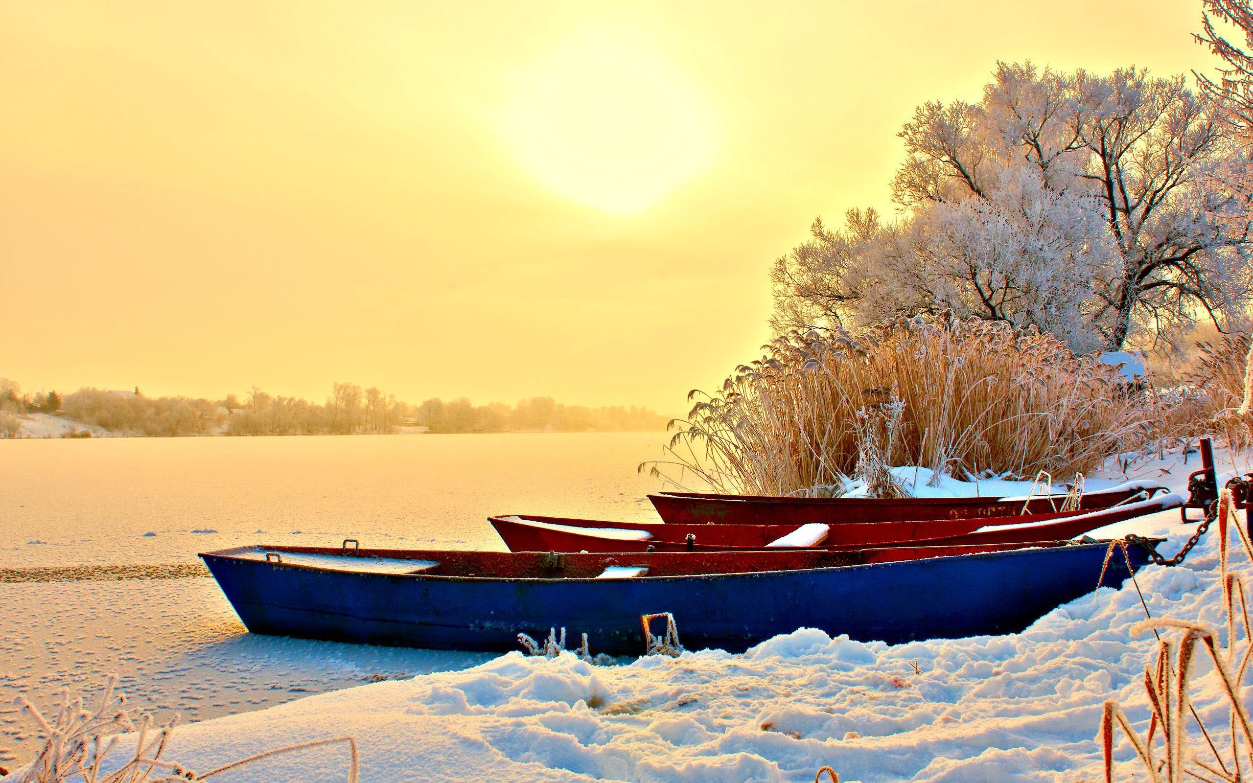 Sunrise on the frozen river [2560 x 1600]