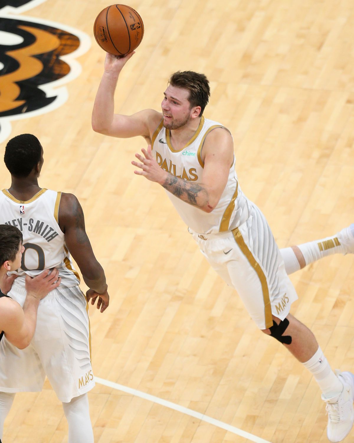 NBA Roundup: Mavs' Luka Doncic Hits Stunning Buzzer Beater