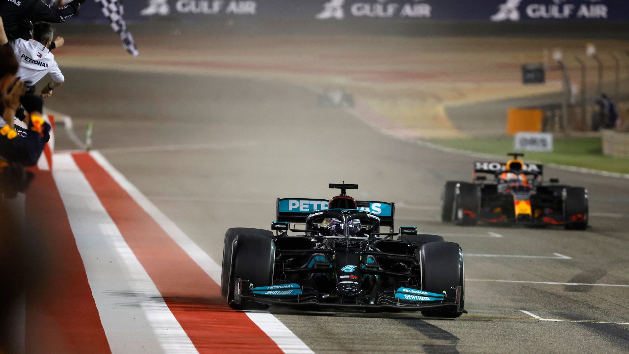 Formula 1: Mercedes' Lewis Hamilton Wins Bahrain Grand Prix