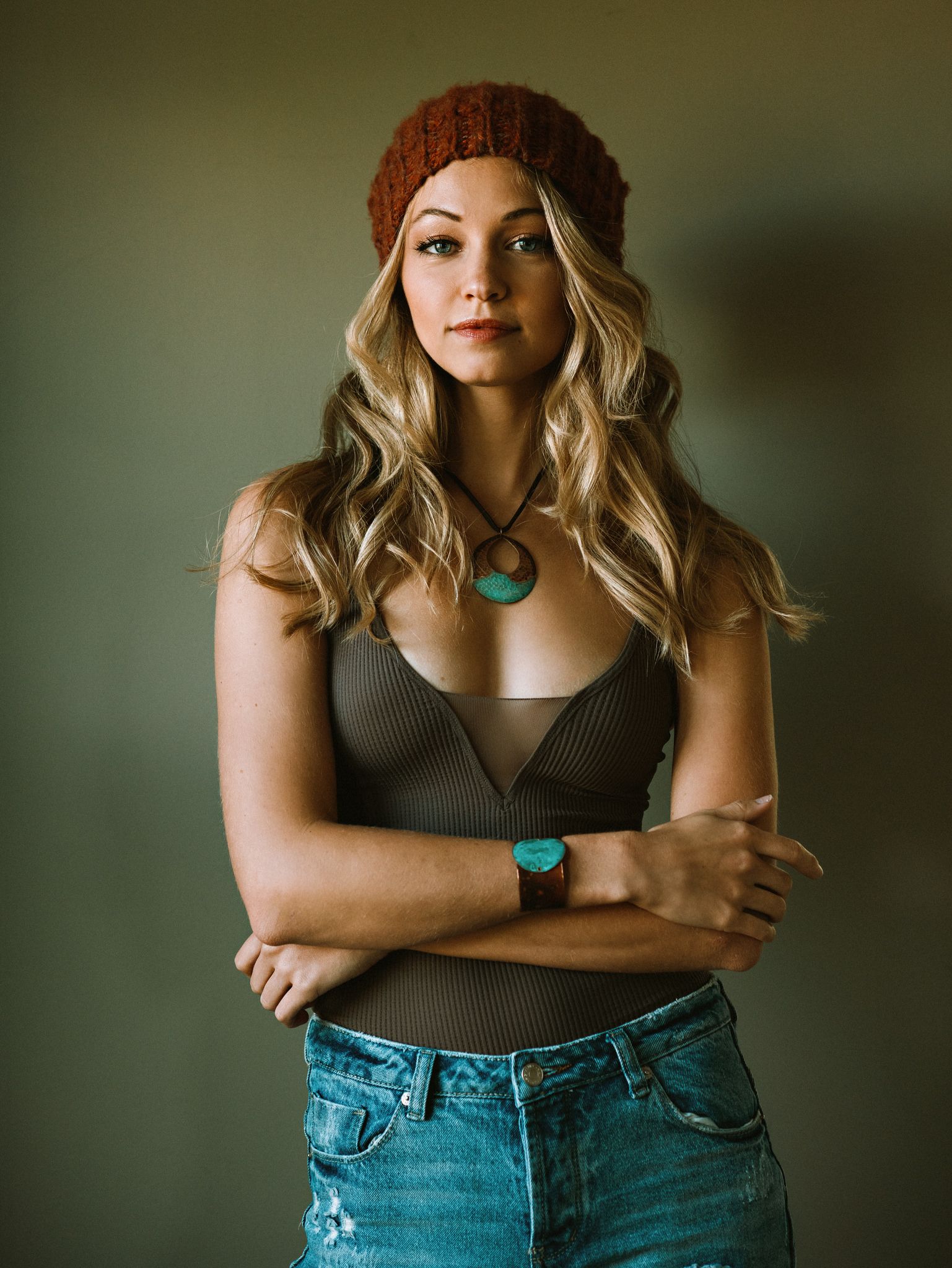 Wallpaper, women indoors, blonde, cleavage, long hair, simple background, toque, jeans, arms crossed 1537x2048