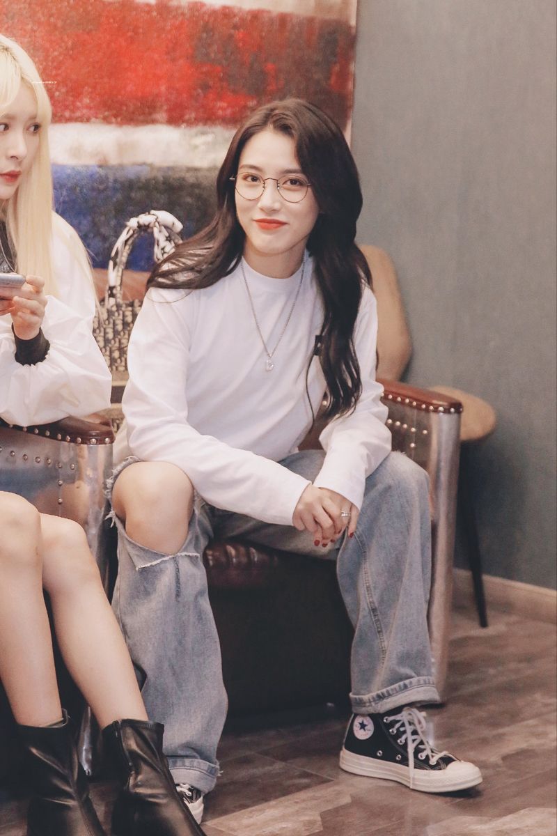 dai meng. Aesthetic girl, Girl cartoon, Shot hair styles