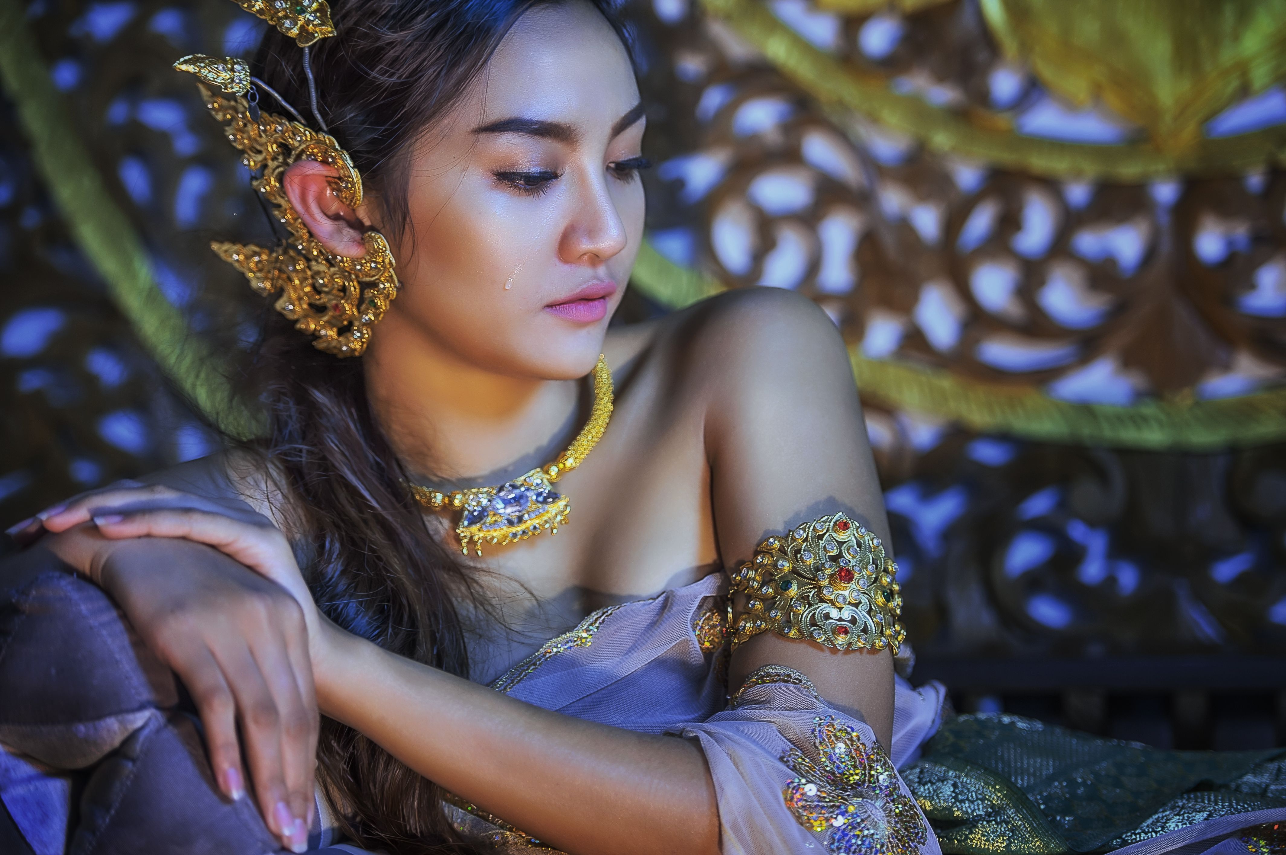 Traditional Girl Wallpaper