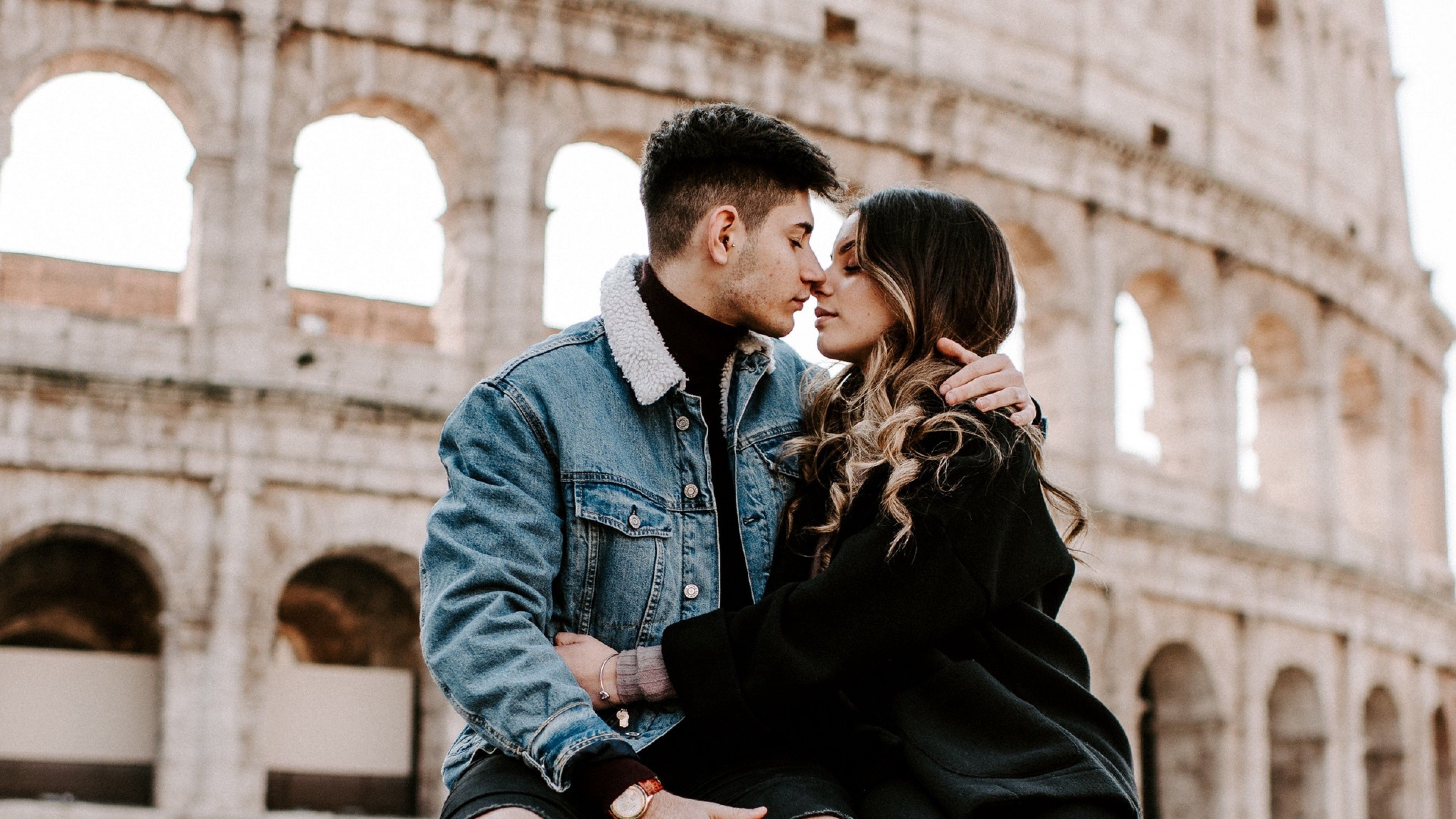 Couple kissing at the Coloseum HD Wallpaper 4K Ultra HD