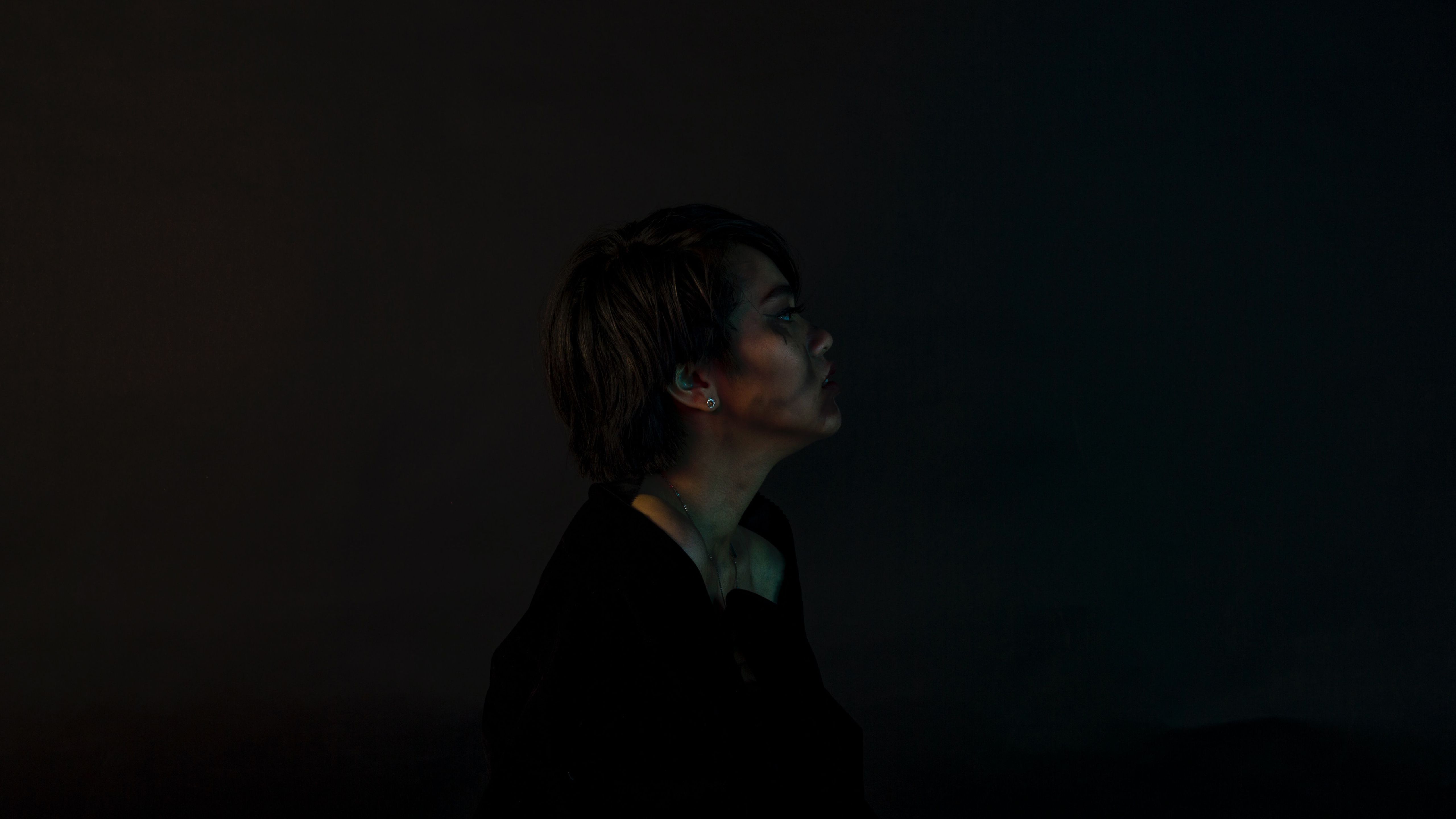 Ultra HD Wallpaper Girl Alone