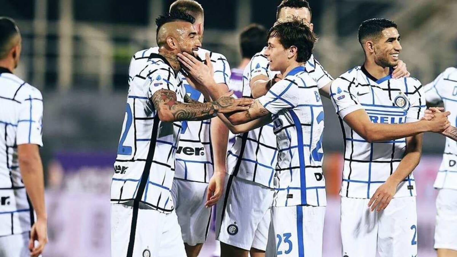 Inter Milan Go Top With 2 0 Win At Fiorentina