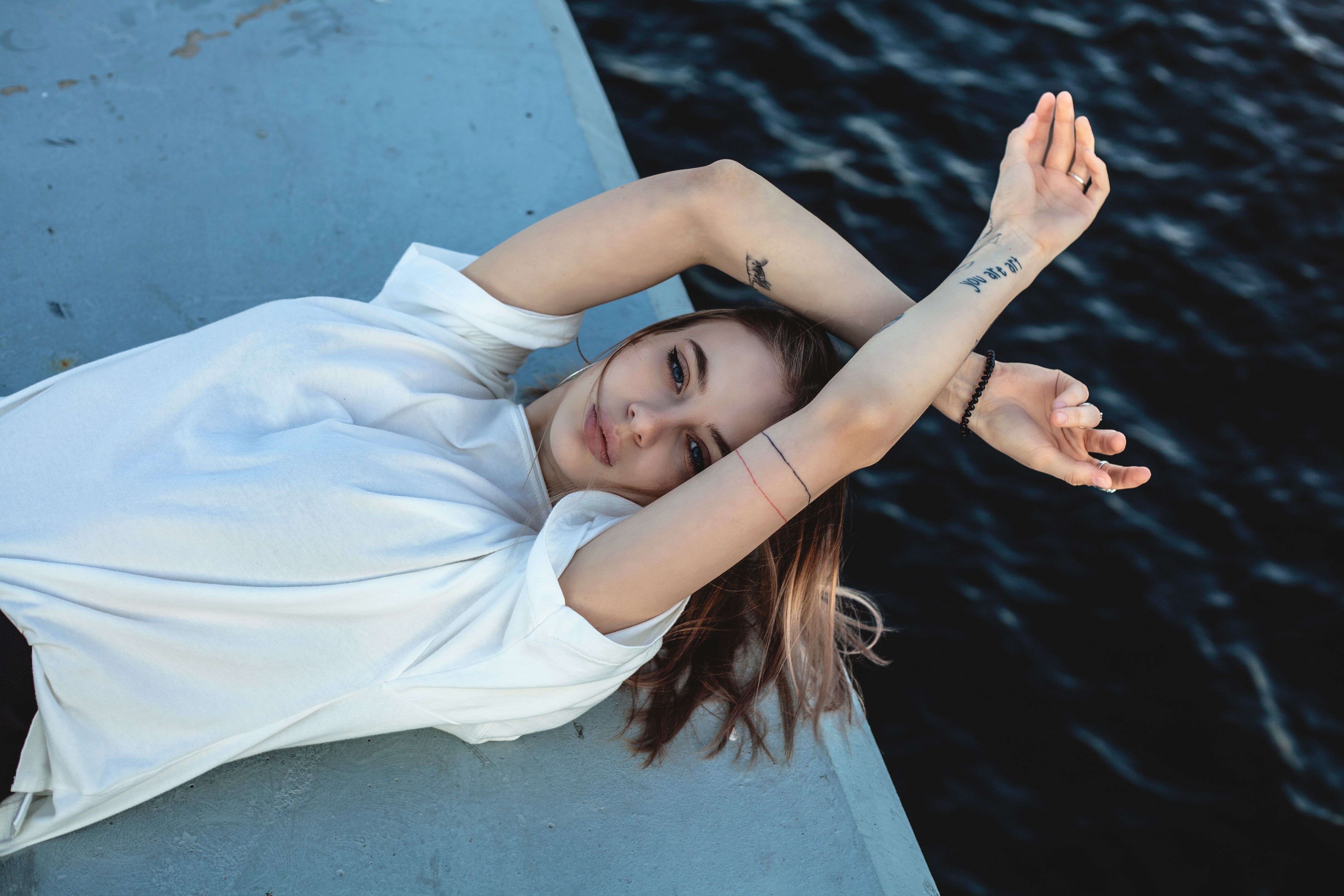 Wallpaper 4k Girl In White Shirt Lying Down
