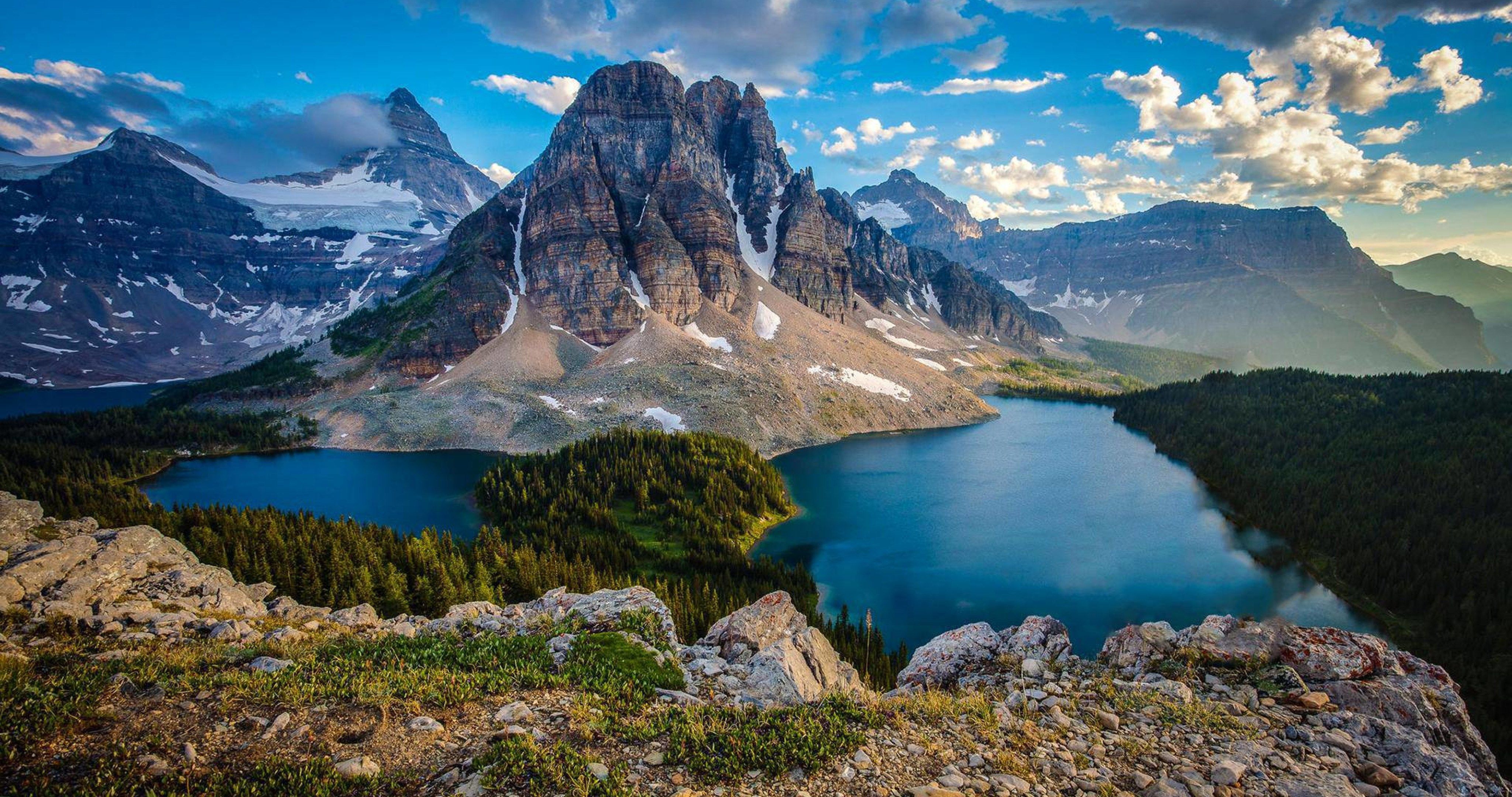 Сочетание природа и человек. Гора ассинибоайн, Британская Колумбия, Канада. Красивый вид на горы. Красивые виды гор. Природа горы.