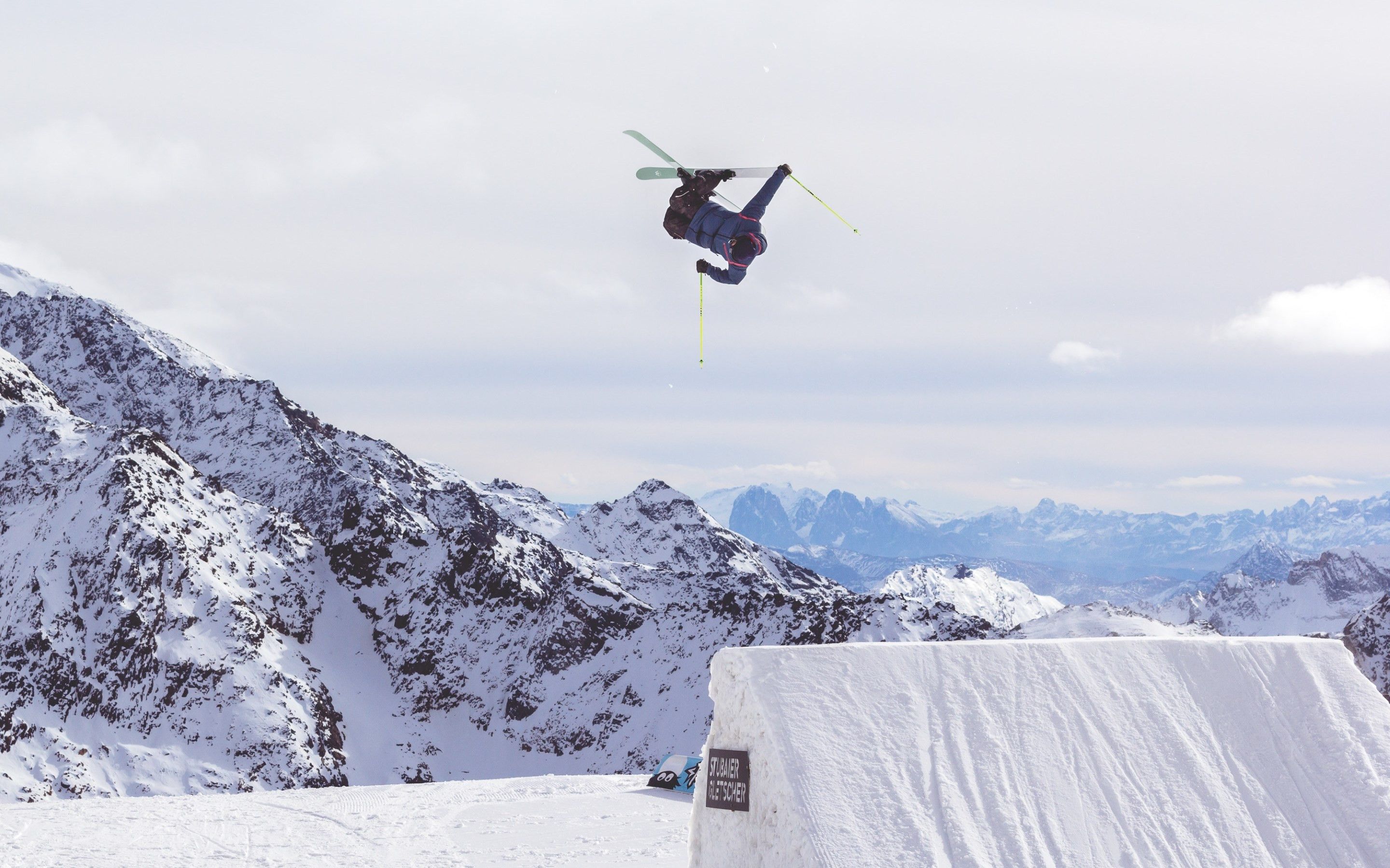 Download wallpaper: Acrobatic skiing 2880x1800