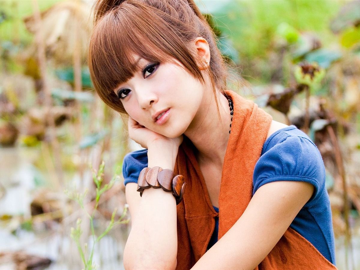 Beautiful Women Wallpaper HD