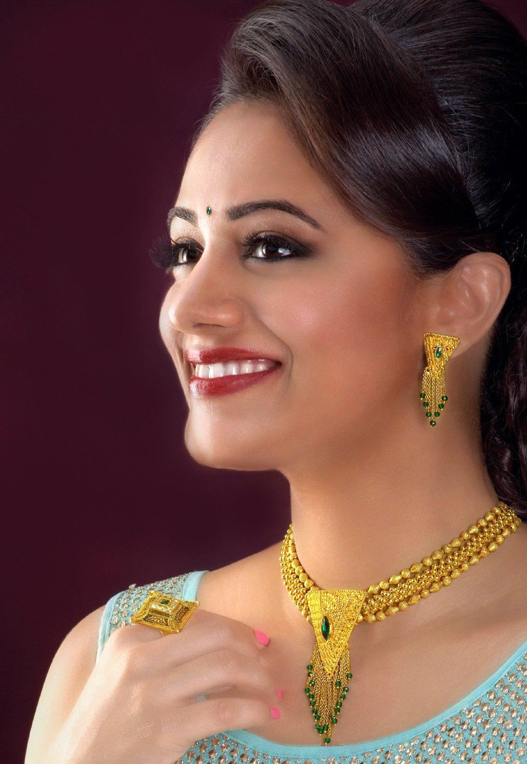 Spruha Joshi Mornnning ☺️☺️ Fourth click from the 'वामन हरी पेठे ज्वेलर्स' photo series ठुशी कलेक्शन #WhpJewellers #NavinyaThushiCollectiono