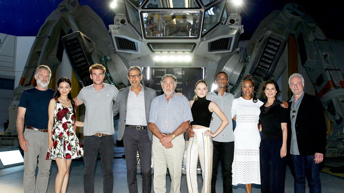 Independence Day Sequel Gets Resurgence Title, Plus a Cast Photo!