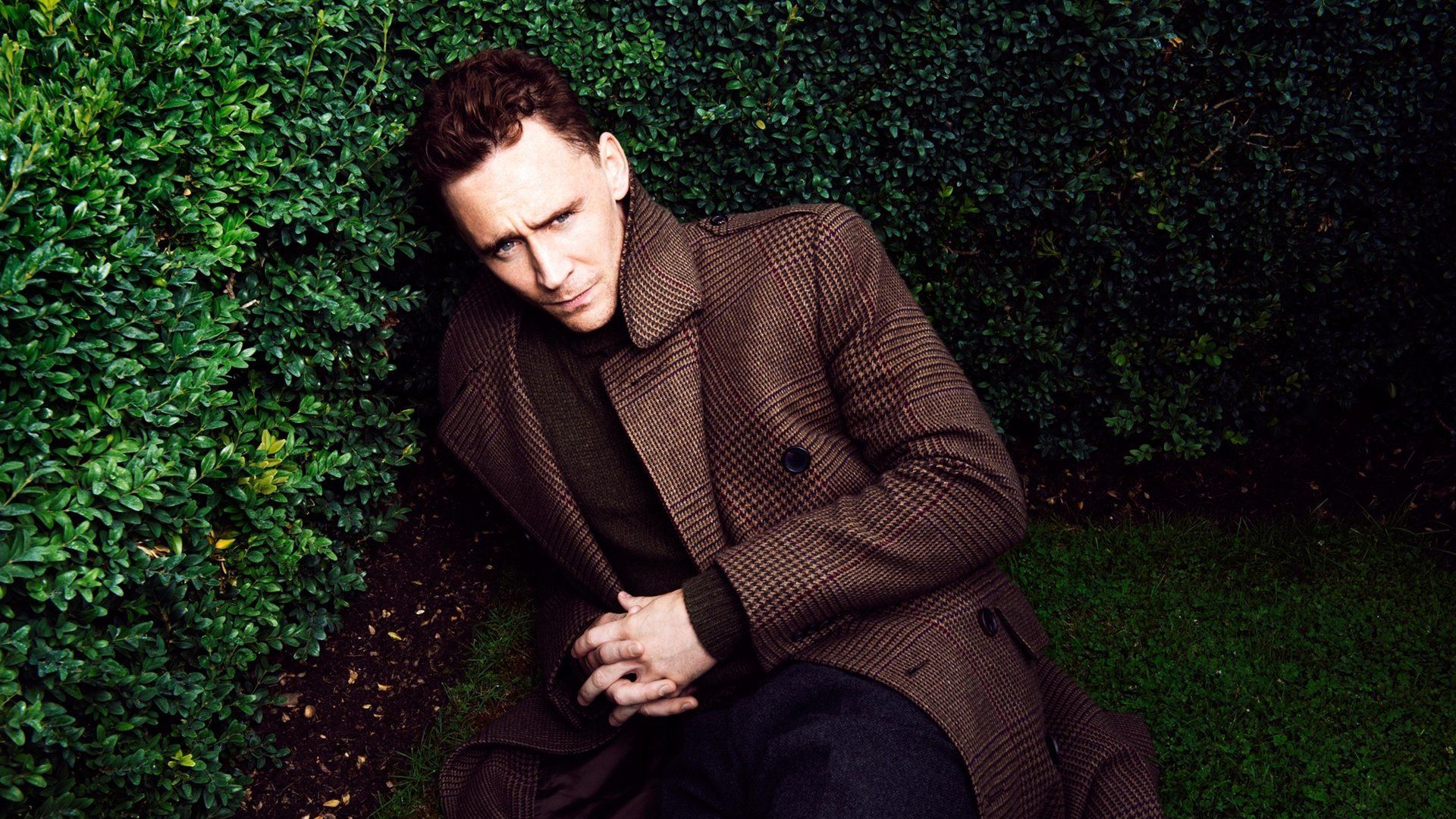 Download 1920x1080 HD Wallpaper tom hiddleston coat stylish, Desktop Background HD