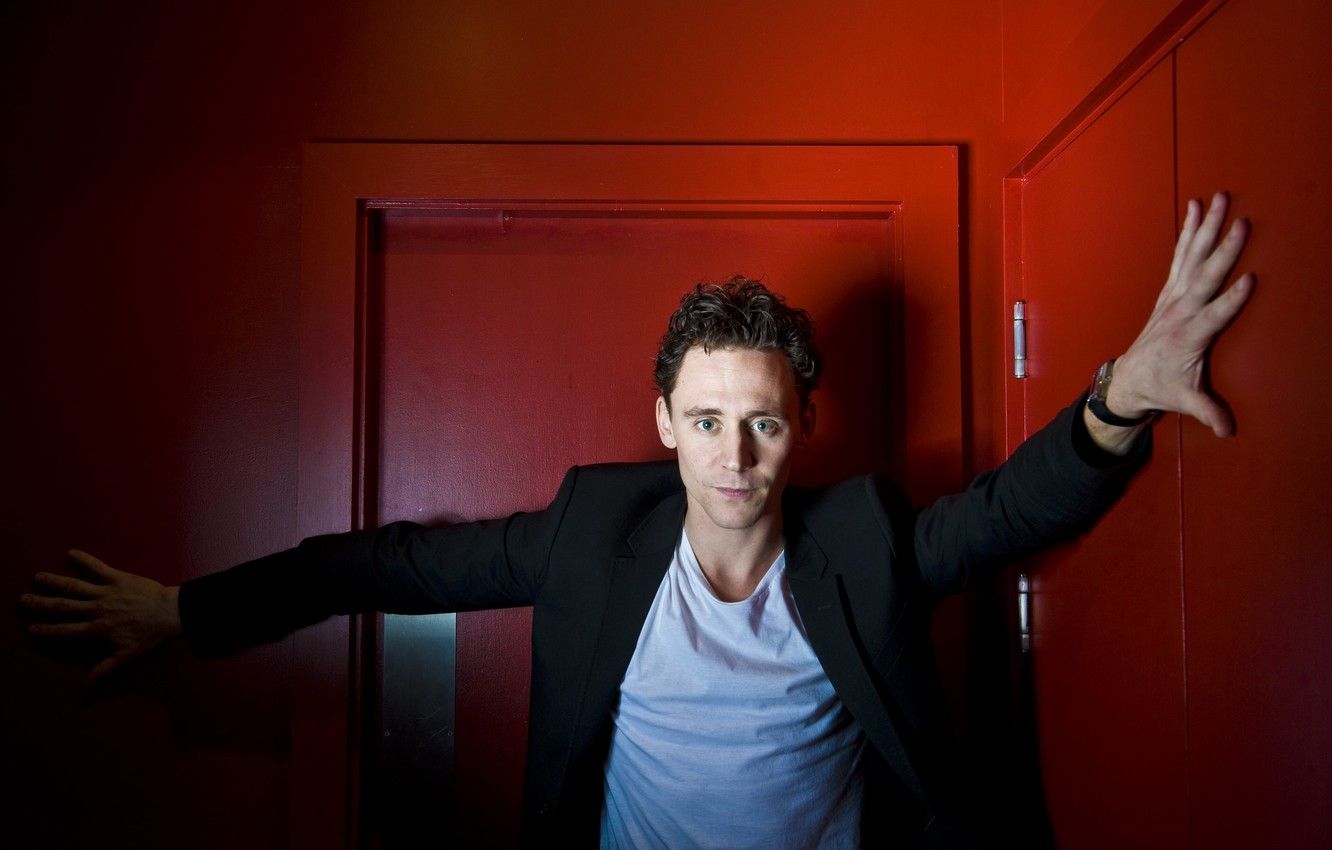 Wallpaper actor, red, Tom Hiddleston, Tom Hiddleston image for desktop, section мужчины