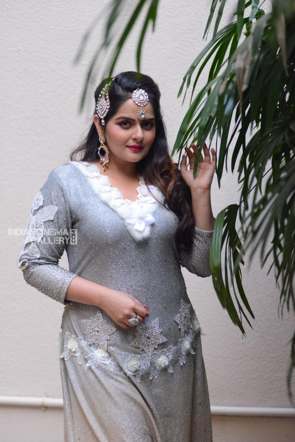 Roma Asrani Actress Photo Stills Gallery