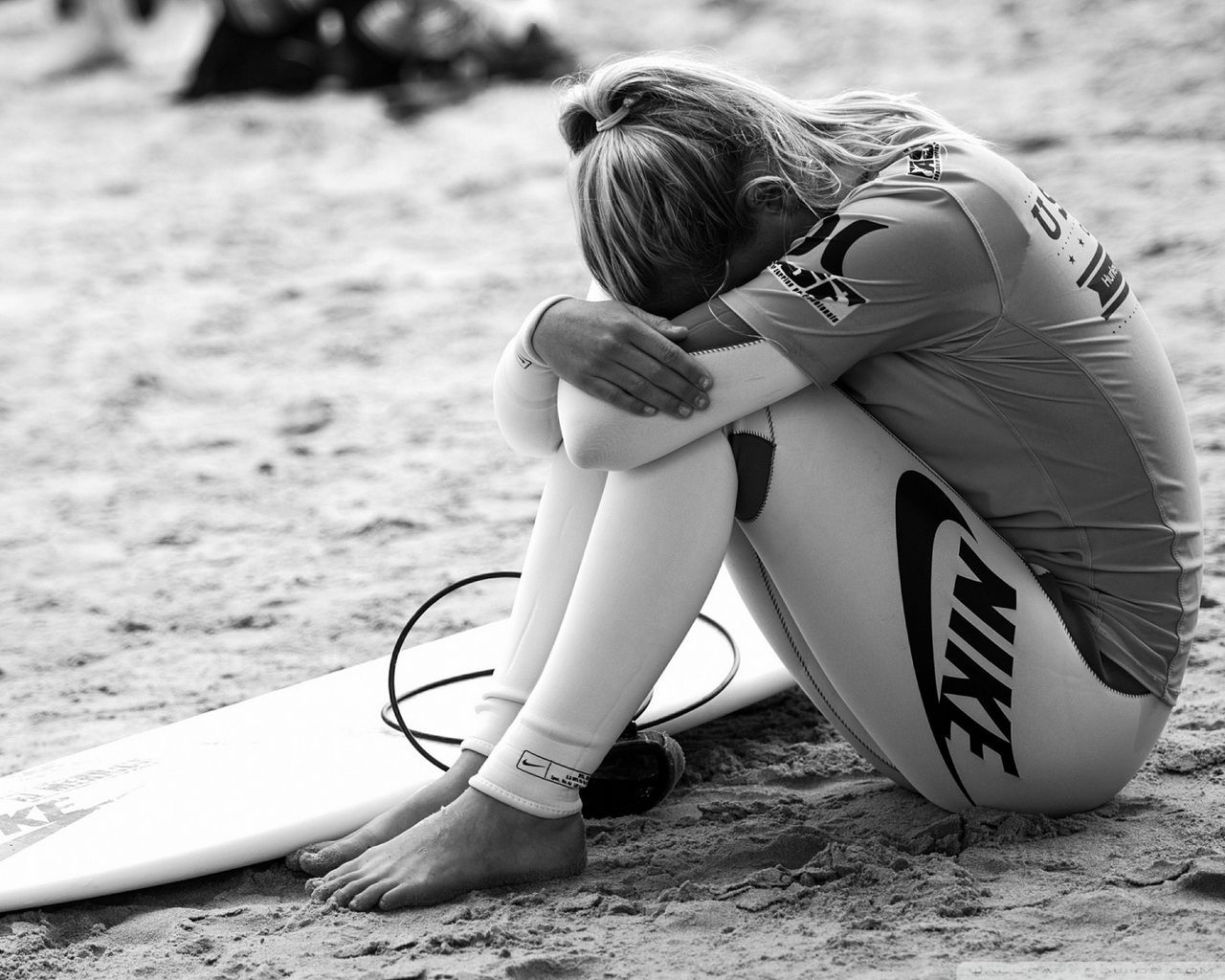 Download wallpaper 1280x1024 surfing, surfer, girl, sport, nike, bw standard 5:4 HD background