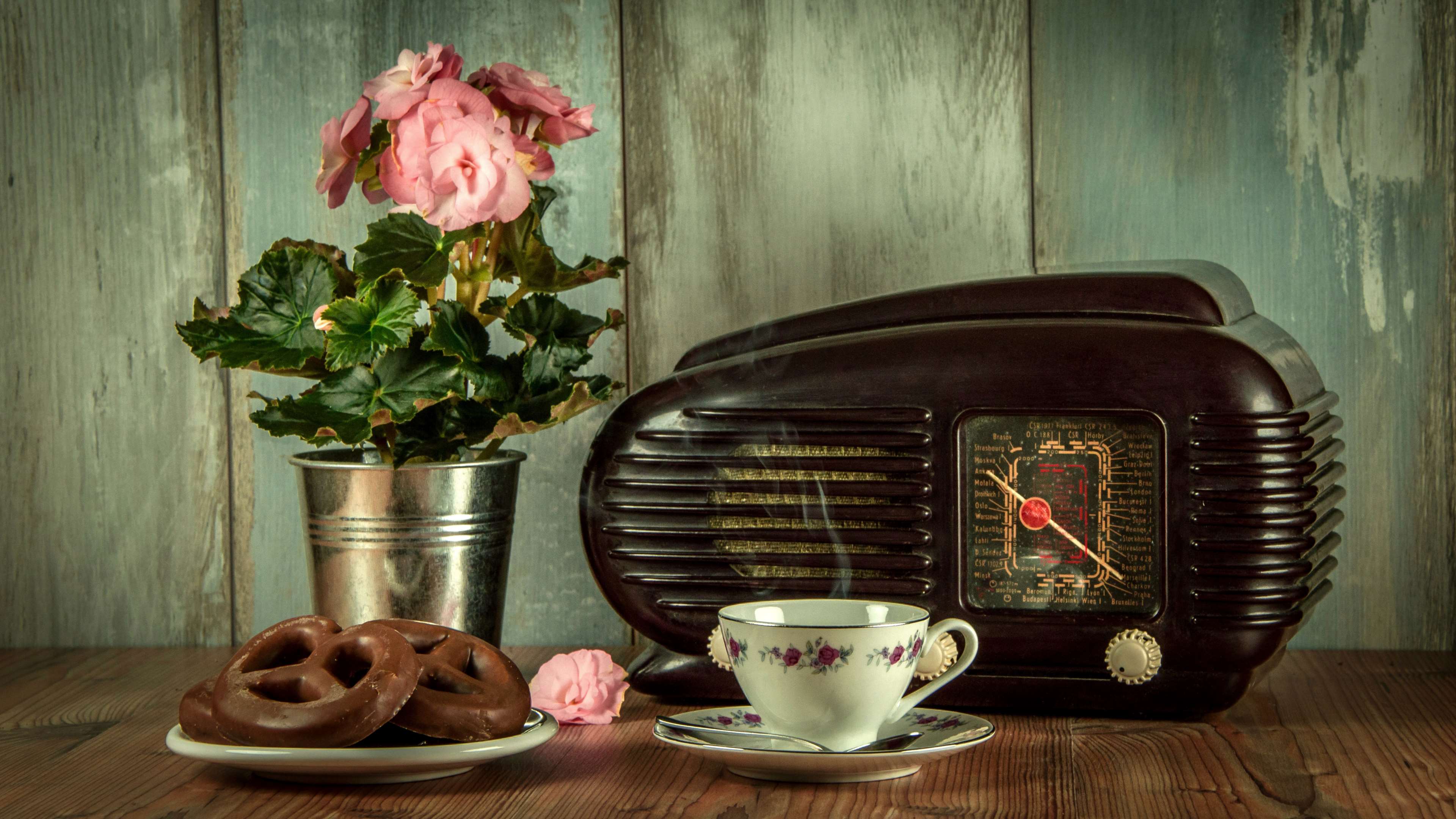 3840x2160 a cup of, an antique, coffee, cup, history, hot, museum, old, radio, refresh, refreshment, retro, still life, vintage 4k wallpaper JPG 614 kB