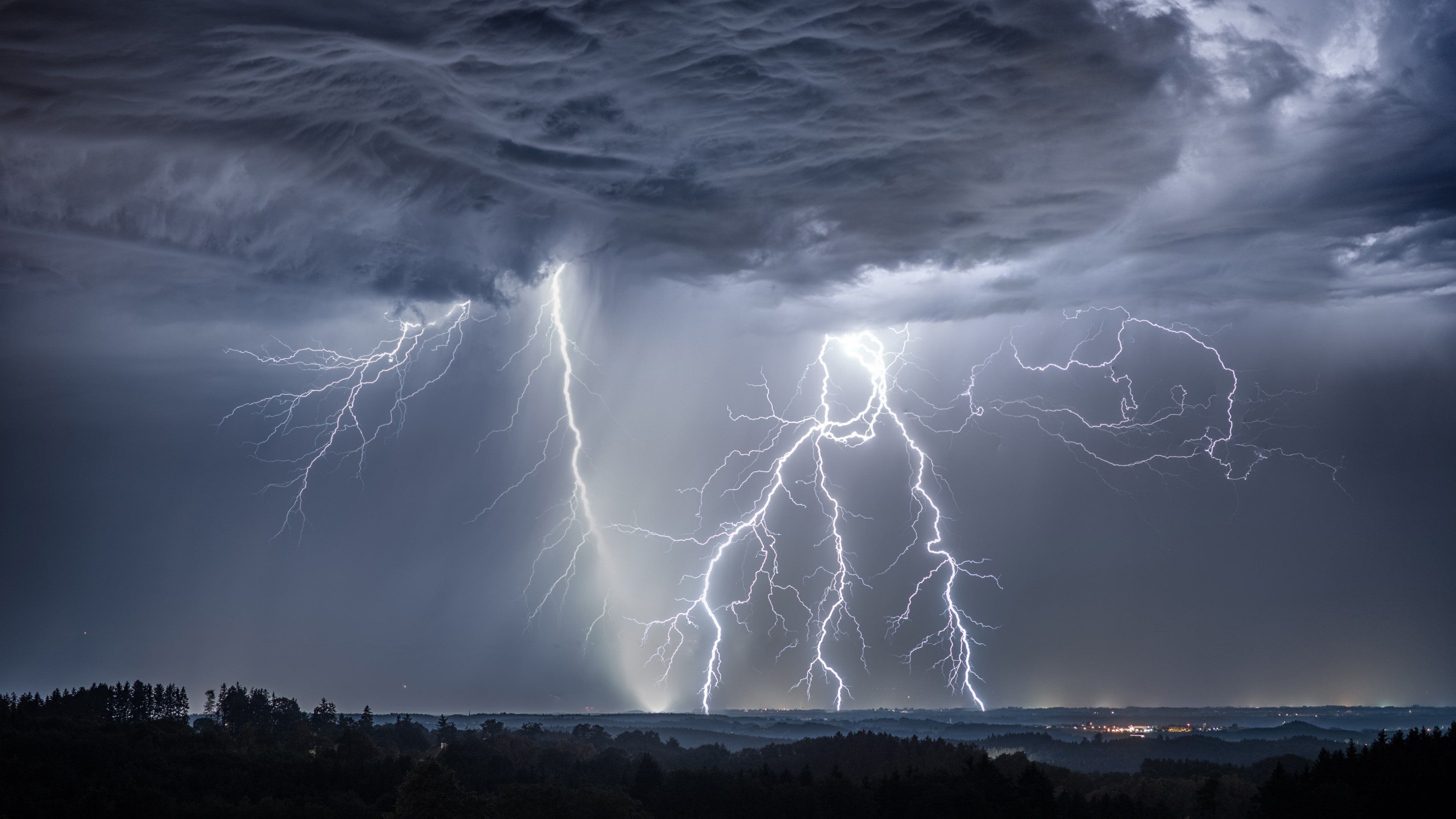 lightning #thunder #sky lightning strikes #cloud #thunderstorm #storm #phenomenon #darkness #cumulus meteo. Lightning photography, Wallpaper earth, Thunderstorms