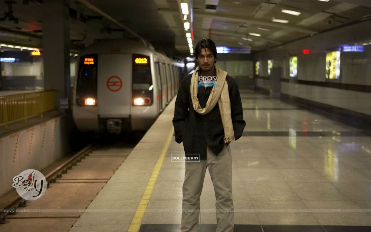 Wallpaper Sinha standing in a metro station size:1280x800