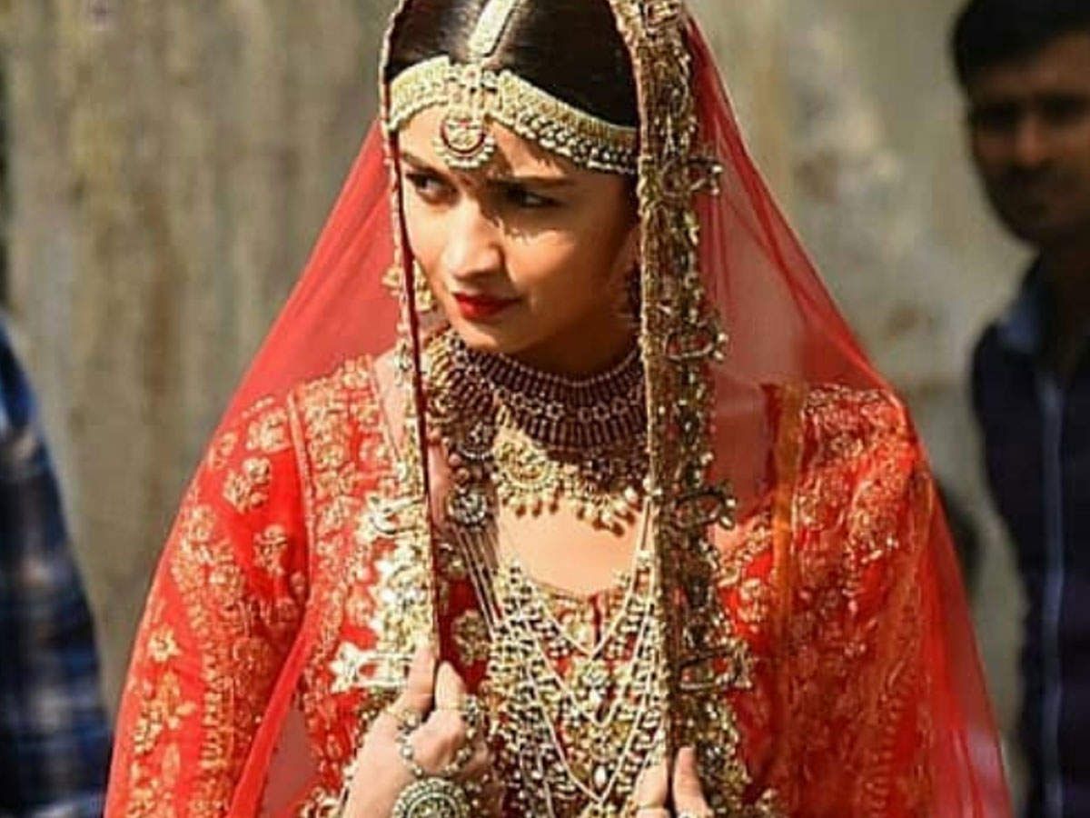 Photos: Alia Bhatt makes for a beautiful bride as she shoots for 'Kalank' in Mumbai. Hindi Movie News of India