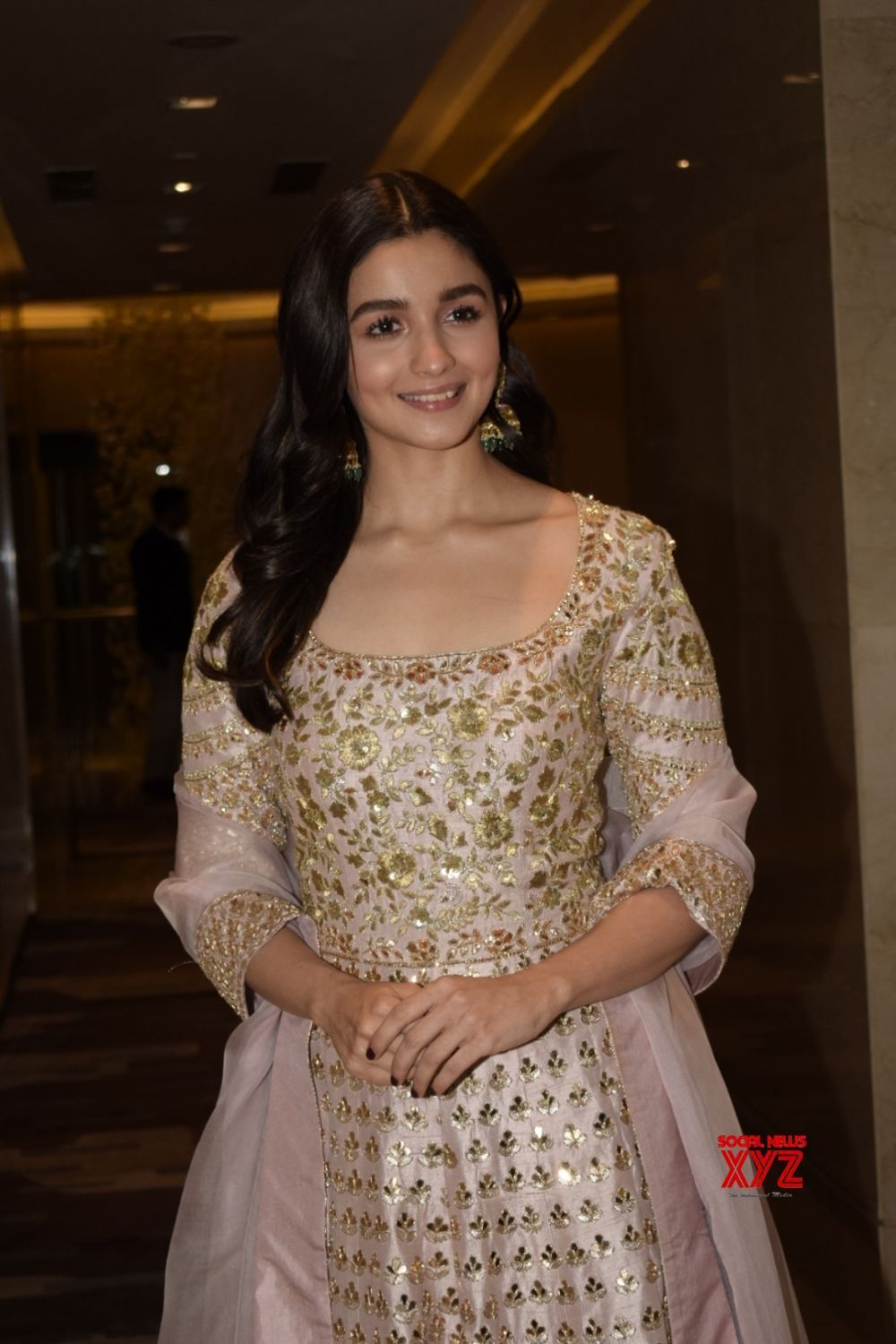 Alia Bhatt wraps up 'Kalank' schedule News XYZ. Alia bhatt photohoot, Alia bhatt, Traditional indian outfits