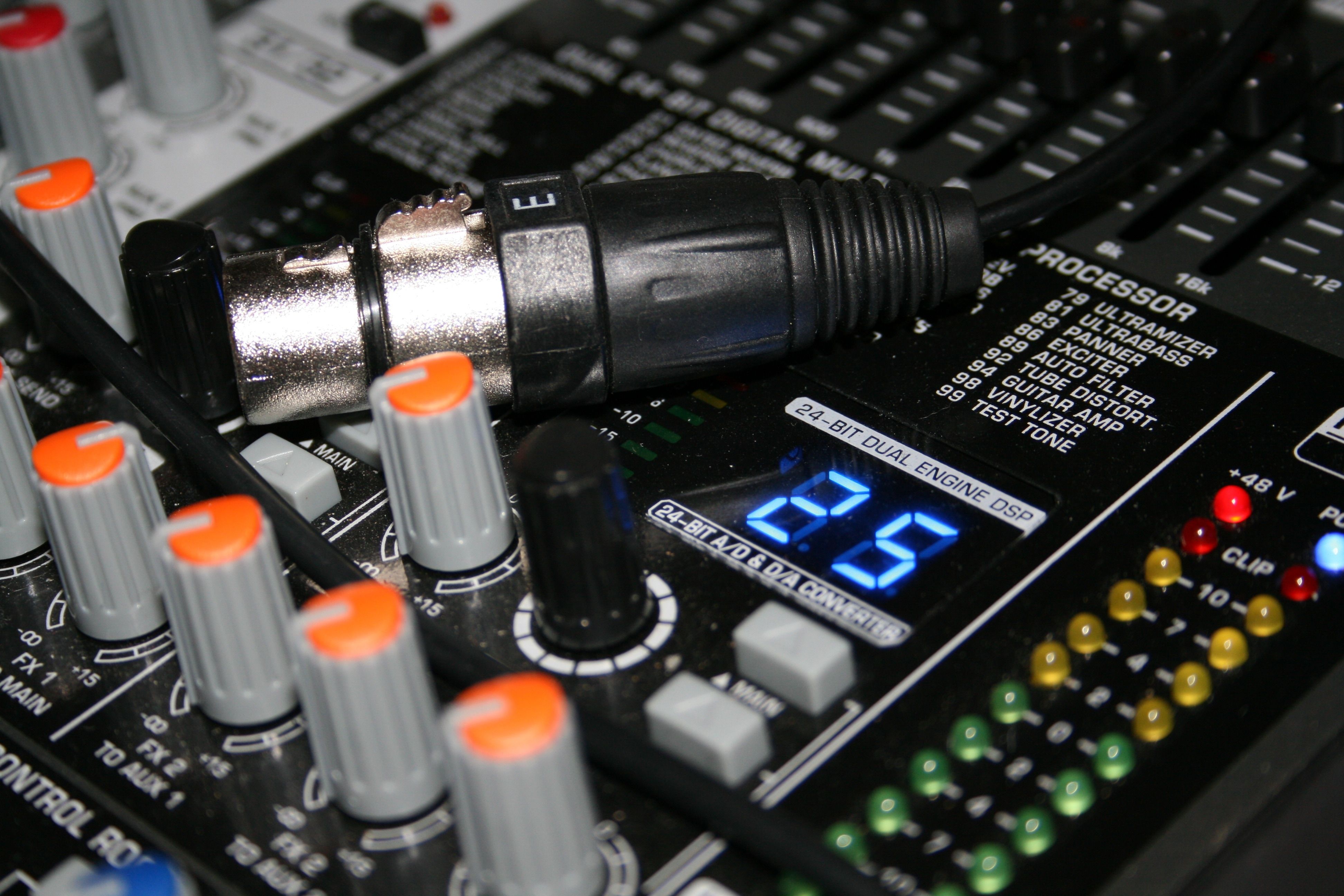 Цифровой аудио звук. Sound Technology. Audio Mixer с рычагом. Электроника черного цвета.