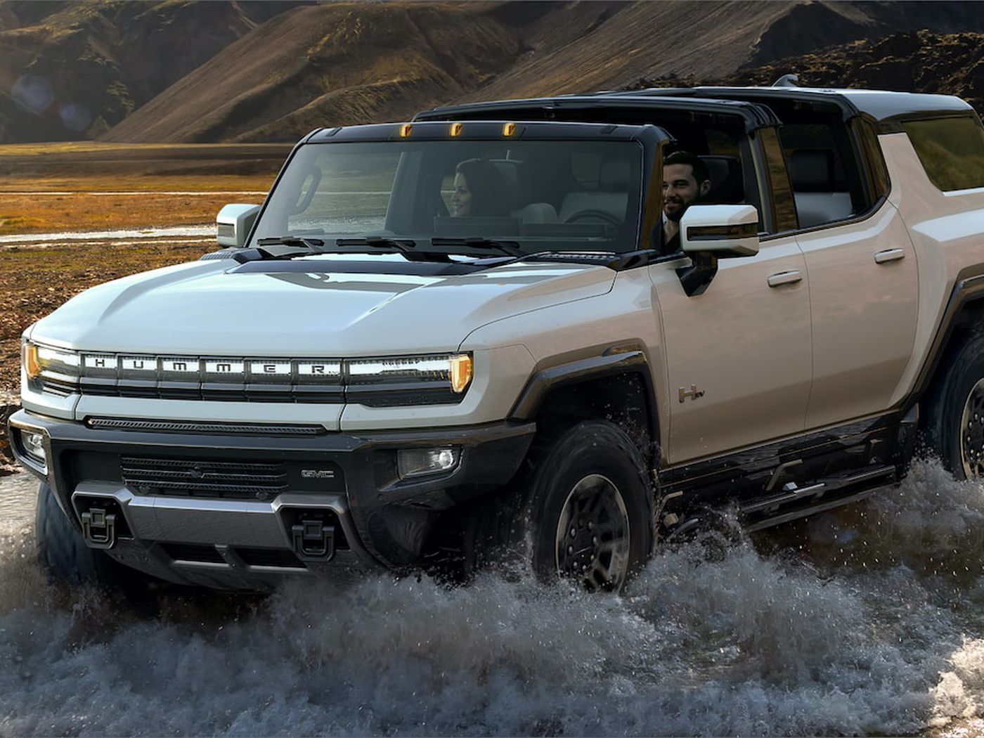 Hummer's new electric SUV can drive diagonally, with 300 miles of range and a $000 price tag