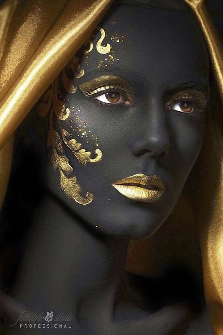 Девушка с золотым макияжем на черном фоне