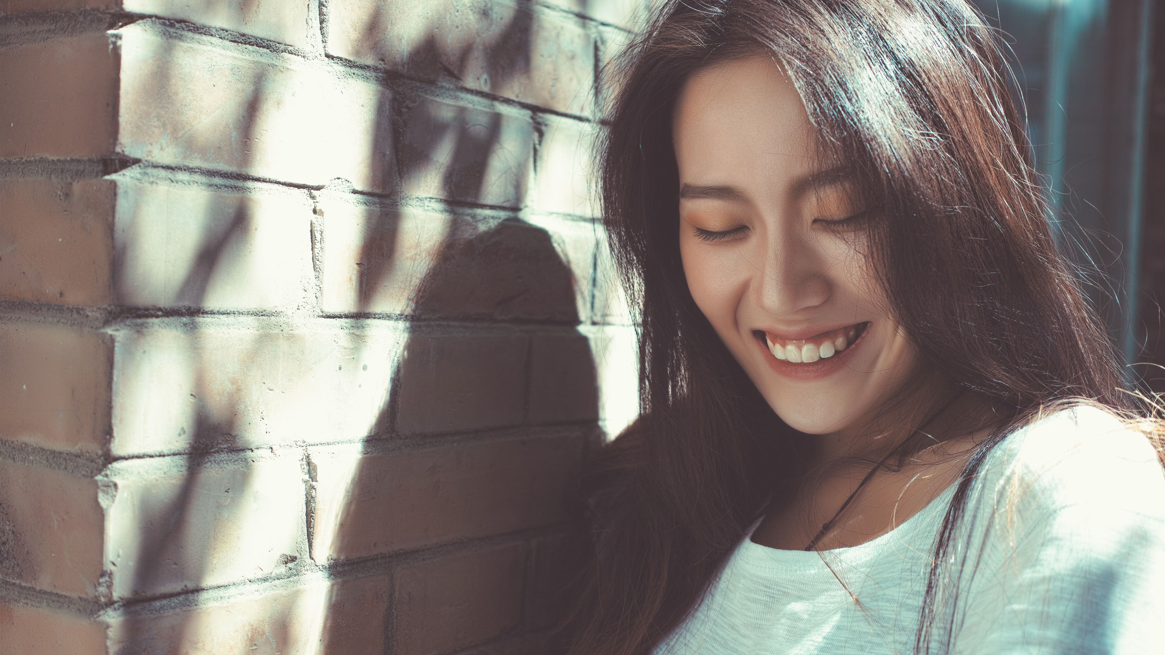 Wallpaper Happy girl, smile, wall, sunshine 3840x2160 UHD 4K Picture, Image