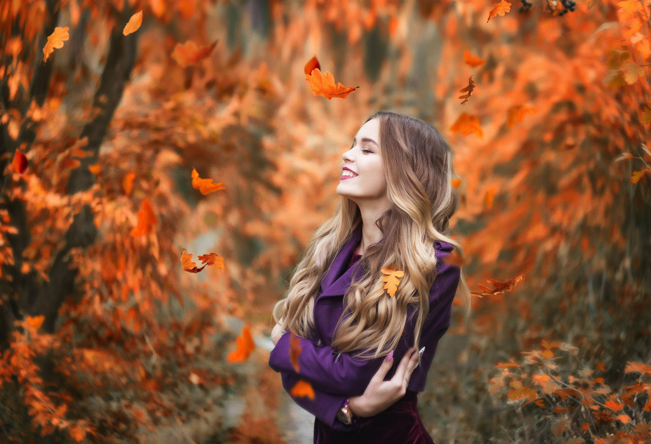 Wallpaper, fall, smiling, leaves, nature, blonde, long hair, women outdoors 2560x1748