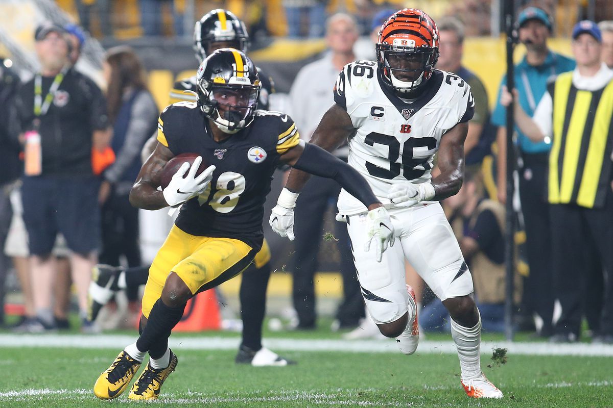 Diontae Johnson of the Pittsburgh Steelers carries the ball during   Pittsburgh steelers players Steelers Pittsburgh steelers