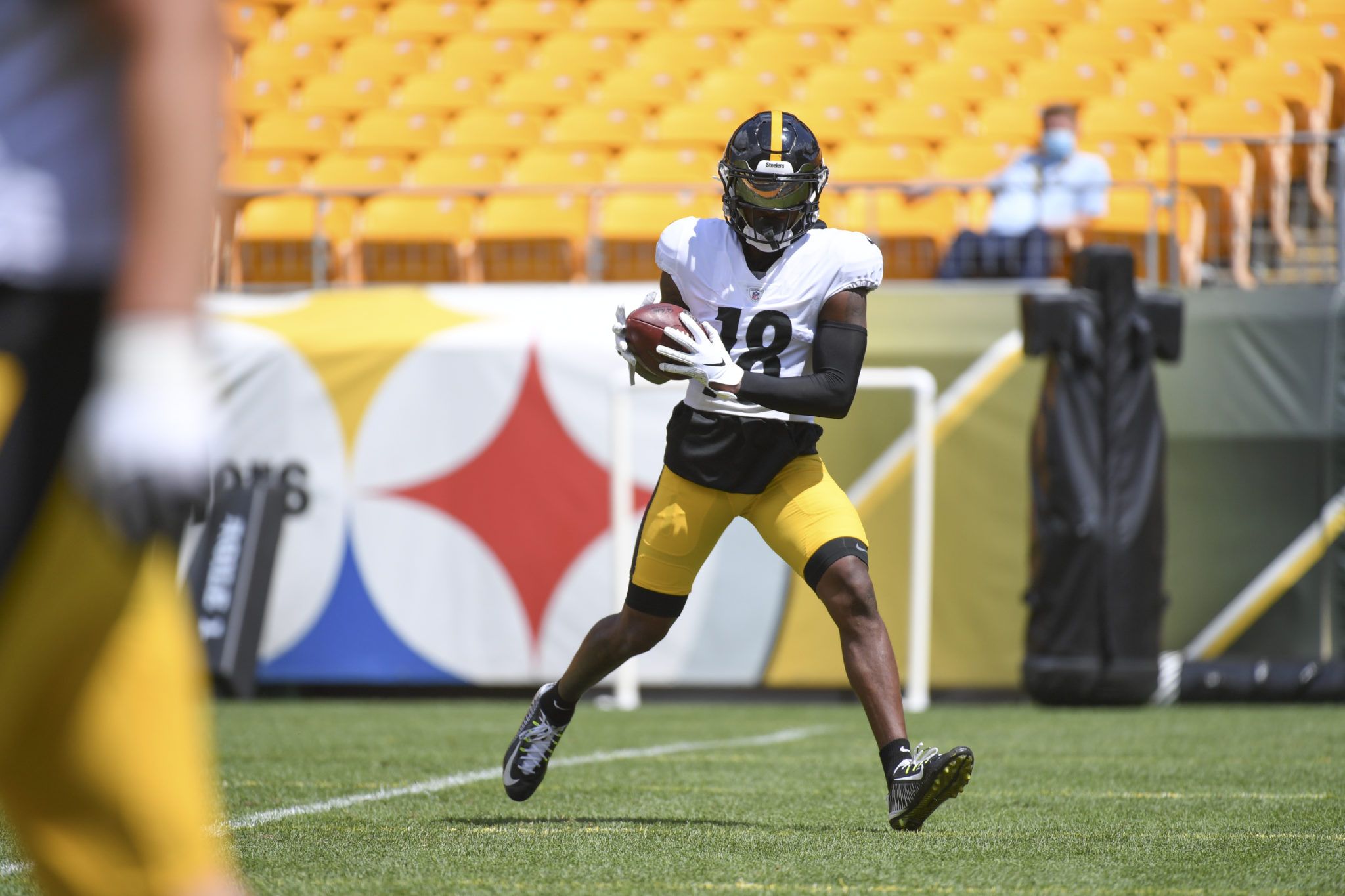 Steelers WR Diontae Johnson Says He's 'Fine' after Leaving Game in Concussion Protocol