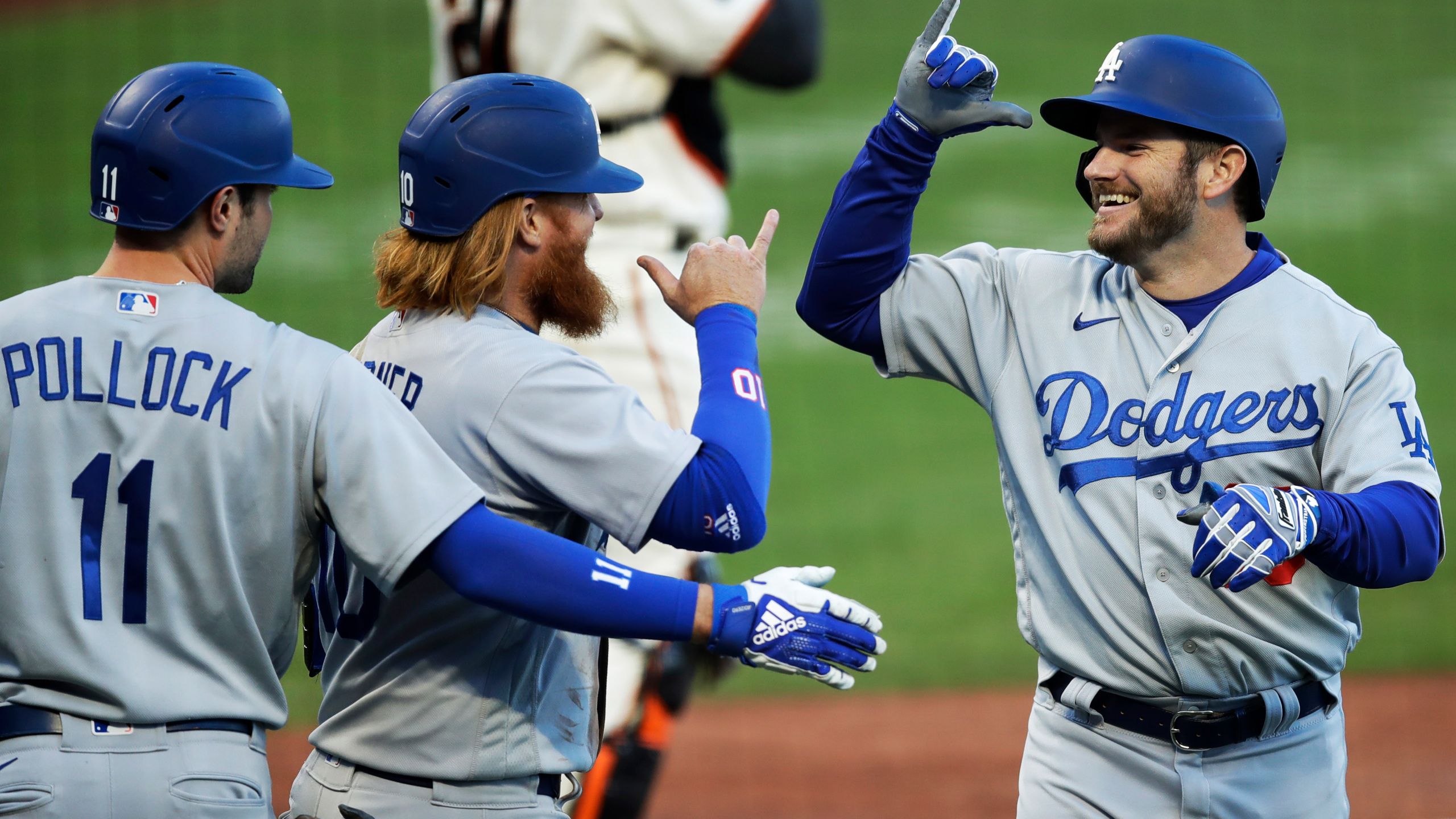 Donovan Solano Slugs Giants Past Dodgers In 11th Inning 10 8