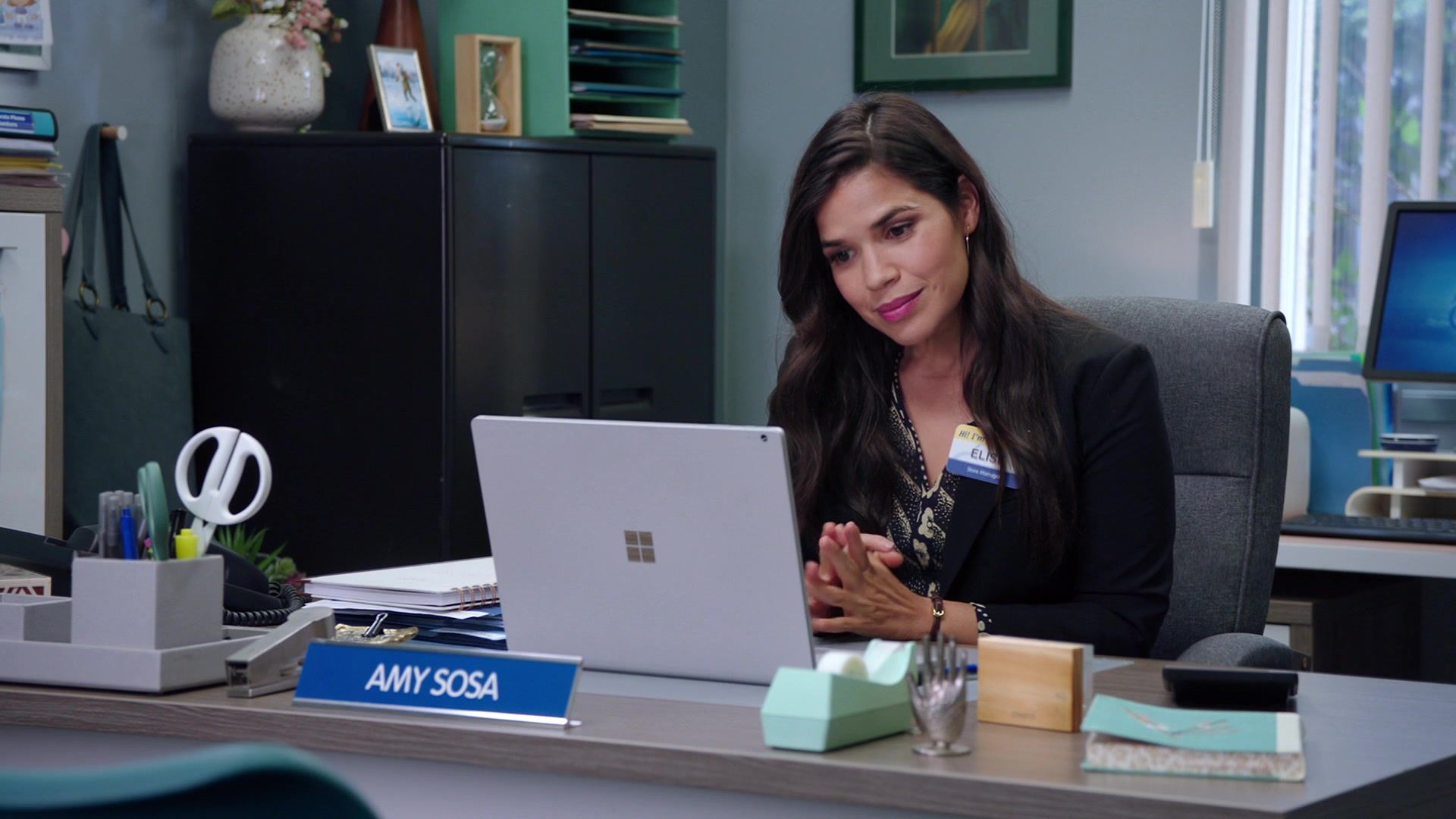 Microsoft Surface Notebook Of America Ferrera As Amelia 'Amy' Sosa In Superstore S06E01 Essential (2020)
