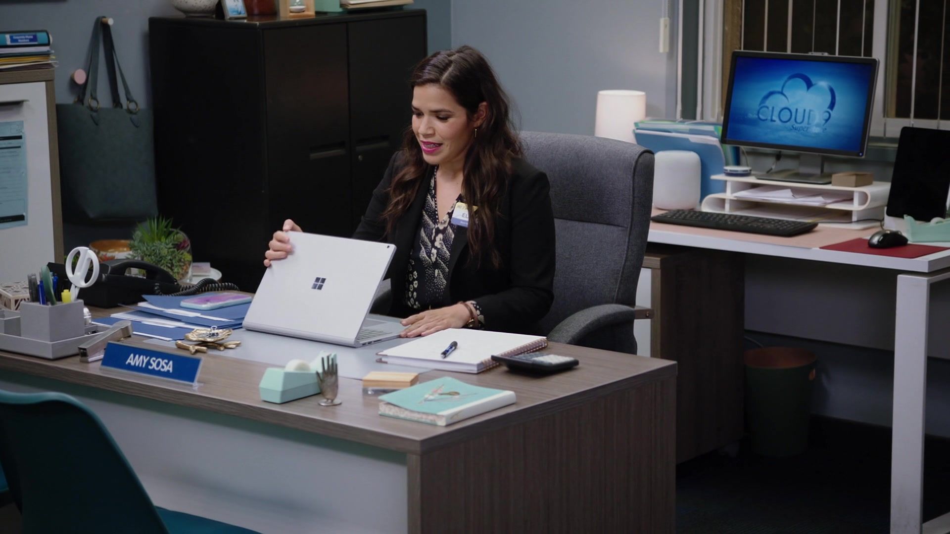 Microsoft Surface Notebook Of America Ferrera As Amelia 'Amy' Sosa In Superstore S06E01 Essential (2020)